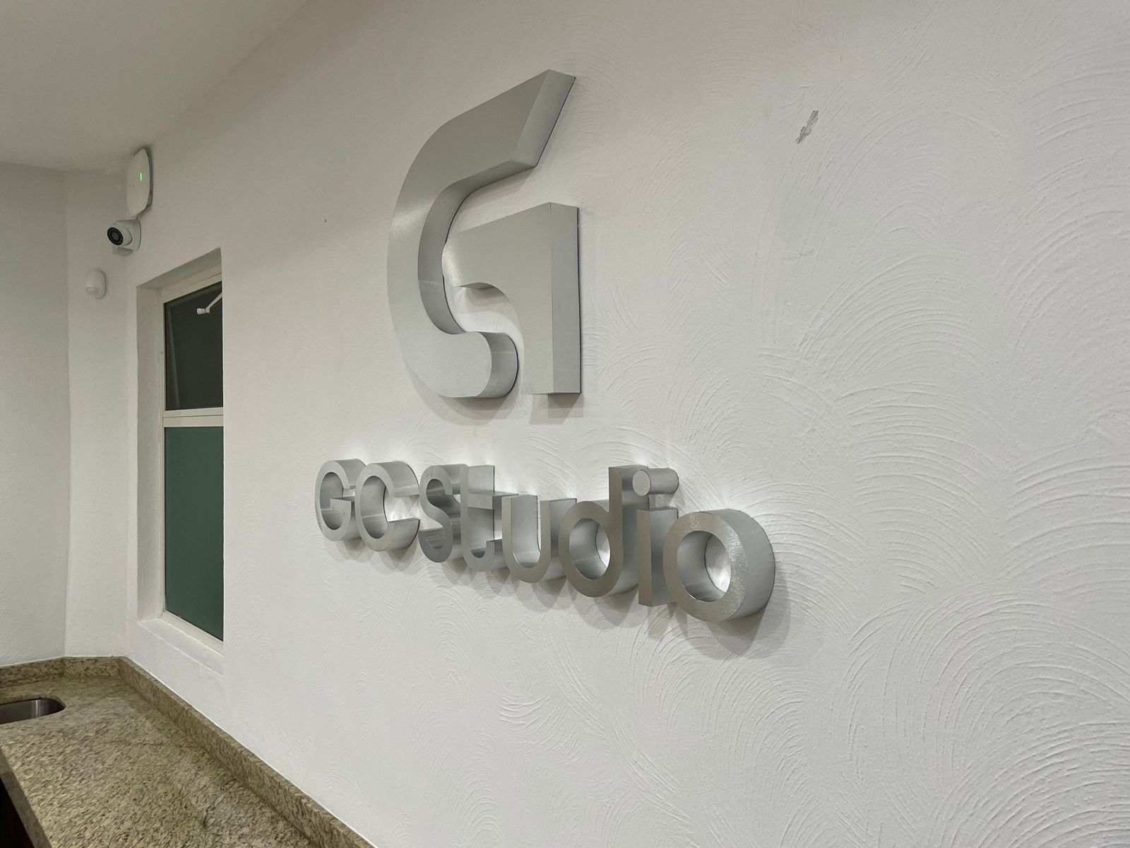 Letrero acrílico en letras 3D en Guadalajara