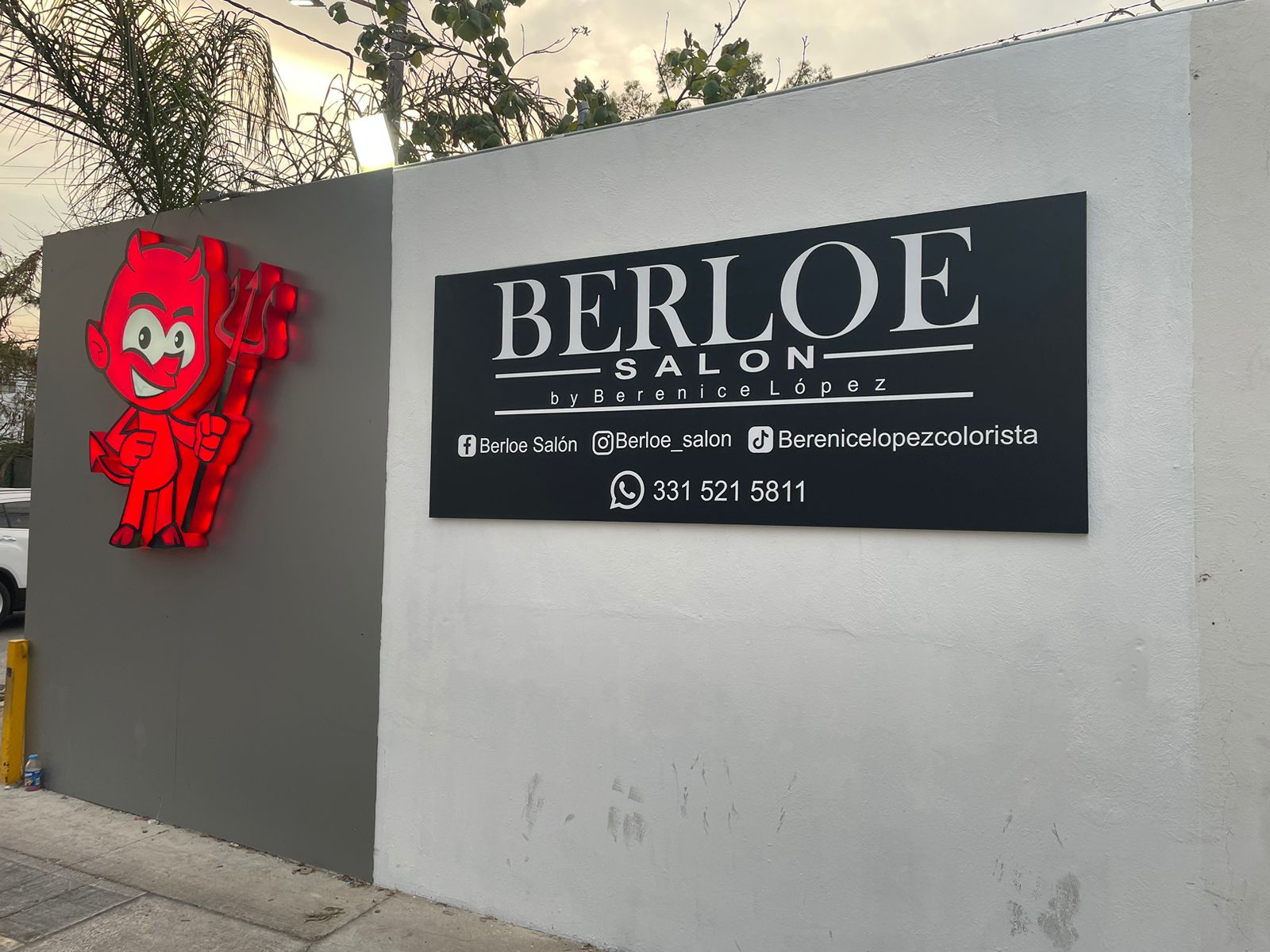 Letrero publicitario en acrílico en Zapopan